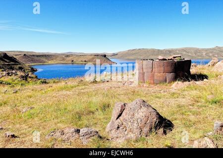 Tour du lac Umayo avec de graves Sillustani Pérou Banque D'Images