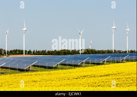 Les Éoliennes et panneaux solaires Banque D'Images