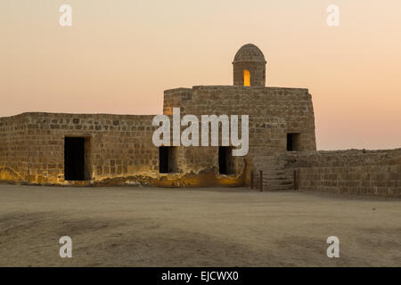 Vieux Fort de Bahreïn à Seef au coucher du soleil Banque D'Images