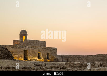 Vieux Fort de Bahreïn à Seef au coucher du soleil Banque D'Images