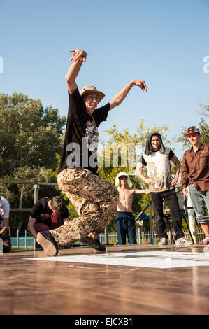 , Région d'Orenbourg, en Russie, le 16 août, 2014 année. Festival de la jeunesse en plein air de la culture hip hop (Street Life). Pause d'artiste Banque D'Images