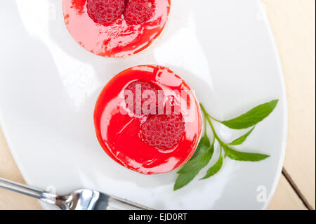 Gâteau dessert mousse aux framboises fraîches Banque D'Images