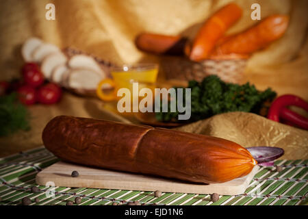 Saucisse appétissante sur une planche à découper Banque D'Images