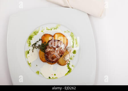 Plat de viande cuite sur une assiette. close-up Banque D'Images