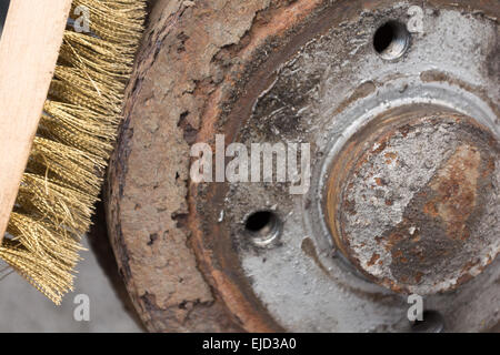 Nettoyer avec une brosse métallique du tambour de frein Banque D'Images