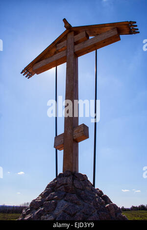 Croix en bois et un beau ciel bleu Banque D'Images