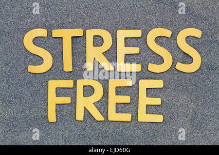 Effort libre écrit avec des lettres en bois sur le sable bleu Banque D'Images