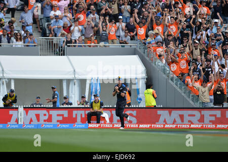 Auckland, Nouvelle-Zélande. 24Th Mar, 2015. Auckland, Nouvelle-Zélande - 24 mars 2015 - Tim Southee capture de la Nouvelle-Zélande au cours de l'ICC Cricket World Cup Match entre la Nouvelle-Zélande et l'Afrique du Sud, à l'Eden Park le 24 mars 2015 à Auckland, en Nouvelle-Zélande. Photo : afp/Alamy Live News Banque D'Images