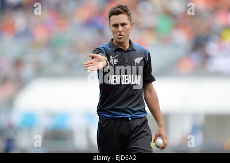 Auckland, Nouvelle-Zélande. 24Th Mar, 2015. Auckland, Nouvelle-Zélande - 24 mars 2015 - Trent Boult de la Nouvelle-Zélande au cours de l'ICC Cricket World Cup Match entre la Nouvelle-Zélande et l'Afrique du Sud, à l'Eden Park le 24 mars 2015 à Auckland, en Nouvelle-Zélande. Photo : afp/Alamy Live News Banque D'Images