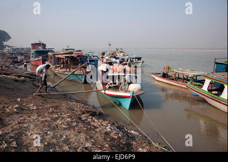 Chargement du fret en bois des bateaux sur les rives de la rivière Ayeyarwady au Mandalay Myanmar Birmanie Banque D'Images