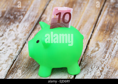 Piggy bank with banknote sortant de c Banque D'Images