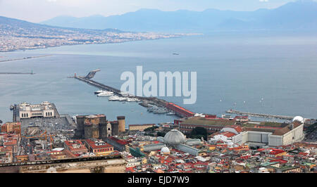 L'Italie. Région de Campanie. Le centre-ville et le port de Naples (Napoli) en hiver. Vue depuis la colline de Vomero à la baie de Naples Banque D'Images