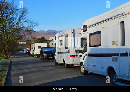 Aire de camping-cars garés dans à Portinscale, près de Keswick dans le Lake District. Banque D'Images