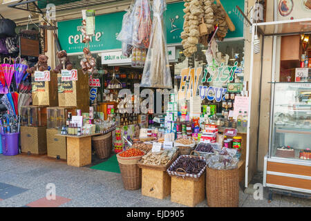 Izmir, Turquie - 7 Février, 2015 : bazar turc, petite boutique d'épices, thé et café. Extérieur Banque D'Images