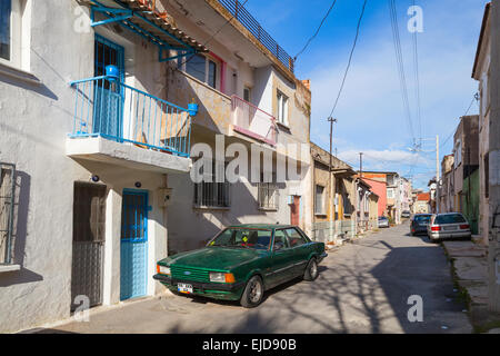 Izmir, Turquie - 12 Février 2015 : Street view ordinaire avec de petites maisons individuelles et des voitures en stationnement, vieille ville d'Izmir Banque D'Images