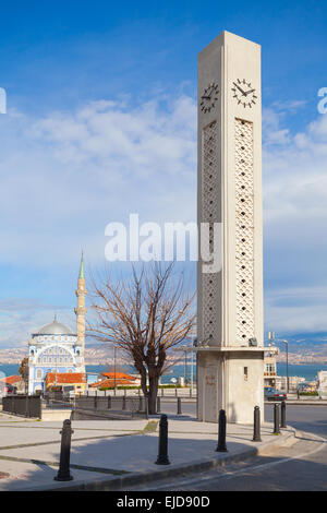 Izmir, Turquie - 12 Février 2015 : tour de l'horloge moderne et Fatih Camii (Esrefpasa), l'ancienne mosquée, Izmir, Turquie Banque D'Images