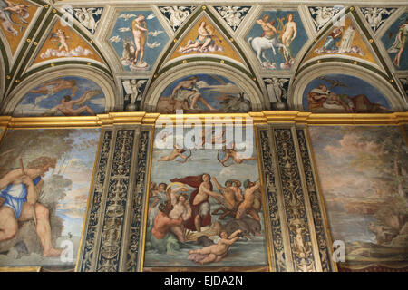 Triomphe de Galatée. Fresque de Raphaël à la Loggia de Galatée dans la villa Farnesina à Rome, Italie. Fresco Polyphermus (L) et lunettes par Sebastiano del Piombo et peinture de plafond par Baldassarre Peruzzi sont vus dans la photo. Banque D'Images