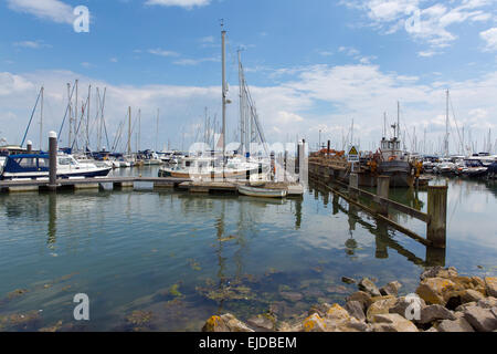 Yachts et bateaux de plaisance de Lymington Hampshire England uk sur le Solent près de la New Forest en été calme encore jour Banque D'Images