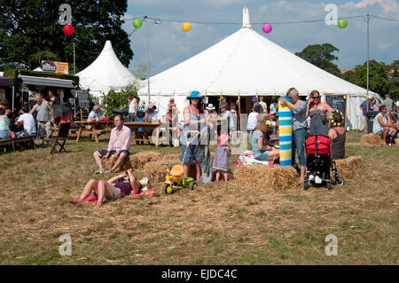 Les familles s'amusant devant un chapiteau au festival littéraire de Port Eliot Cornwall UK Banque D'Images