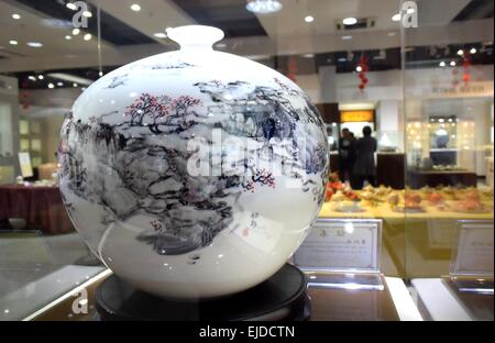 (150324) -- JINAN, 24 mars 2015 (Xinhua) -- Photo prise le 24 mars 2015 montre un morceau de porcelaine porcelaine libre affiché lors d'une exposition tenue à Linyi, Shandong Province de Chine orientale. (Xinhua/Xu 199 Changjiang) (zwx) Banque D'Images