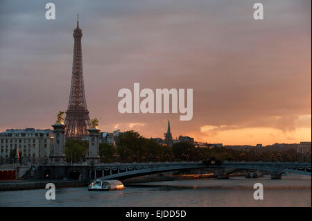 Tour Eiffel Seine et le Pont Alexandre III Paris France Europe Banque D'Images