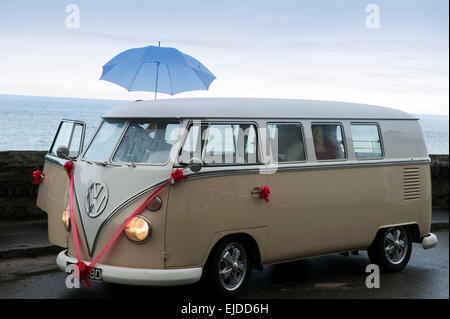 Bus VW Volkswagen Vintage ca. 1965 décorée pour un mariage un jour de pluie à St Ives Cornwall England UK Europe Banque D'Images