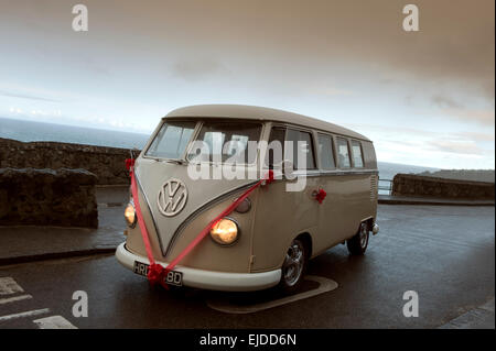 Bus VW Volkswagen Vintage ca. 1965 décorée pour un mariage un jour de pluie à St Ives Cornwall England UK Europe Banque D'Images