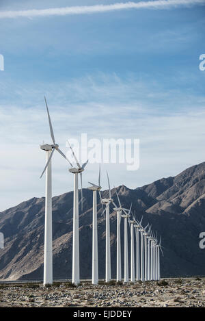 L'énergie éolienne Les éoliennes dans le paysage. Un grand nombre de pouvoirs de l'éolienne sur une plaine contre un décor de montagnes. Banque D'Images