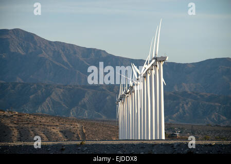 L'énergie éolienne Les éoliennes dans le paysage. Un grand nombre de pouvoirs de l'éolienne sur une plaine contre un décor de montagnes. Banque D'Images