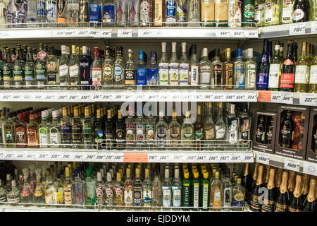 UFA/BASHKORTOSTAN - Russie - 17 mars 2015 - Une sélection de vodka en vente dans un supermarché local Banque D'Images