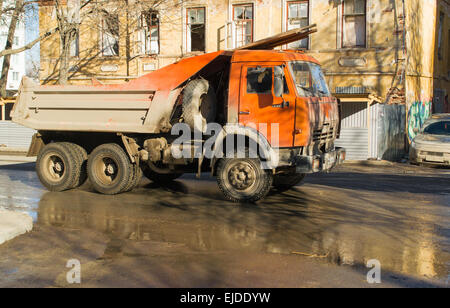 UFA/BASHKORTOSTAN - Russie - 17 mars 2015 - Une offre pour sciages Kamaz Orange un nouveau site bulding Banque D'Images