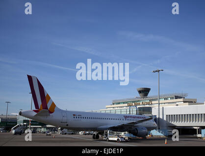 (Dossier) - Une archive photo datée du 24 février 2014 montre un Airbus (A320-200) de la compagnie aérienne Germanwings, debout en face de l'aérogare à l'aéroport Koeln-Bonn à Cologne, Allemagne. PHOTO : OLIVER BERG/dpa Banque D'Images