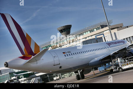 (Dossier) - Une archive photo datée du 24 février 2014 montre un Airbus (A320-200) de la compagnie aérienne Germanwings, debout en face de l'aérogare à l'aéroport Koeln-Bonn à Cologne, Allemagne. PHOTO : OLIVER BERG/dpa Banque D'Images