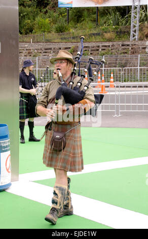 Auckland, Nouvelle-Zélande. 24 mars, 2015. Batteurs écossais cornemuse et effectuer à l'extérieur de l'ICC Cricket World Cup 2015 à Eden Park Rugby stade lors de la demi-finale match ODI Internationale d'un jour entre la Nouvelle-Zélande et l'Afrique du Sud, à Auckland, en Nouvelle-Zélande, le Mardi, Mars 24, 2015. Credit : Aloysius Patrimonio/Alamy Live News Banque D'Images