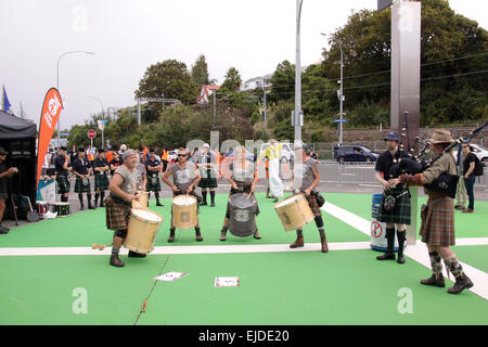 Auckland, Nouvelle-Zélande. 24 mars, 2015. Batteurs écossais cornemuse et effectuer à l'extérieur de l'ICC Cricket World Cup 2015 à Eden Park Rugby stade lors de la demi-finale match ODI Internationale d'un jour entre la Nouvelle-Zélande et l'Afrique du Sud, à Auckland, en Nouvelle-Zélande, le Mardi, Mars 24, 2015. Credit : Aloysius Patrimonio/Alamy Live News Banque D'Images