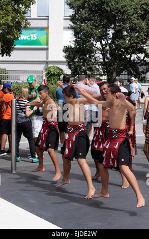 Auckland, Nouvelle-Zélande. 24 mars, 2015. Les jeunes maoris effectuer haka cri de guerre à l'extérieur de la danse ICC Cricket World Cup 2015 à Eden Park Rugby stade lors de la demi-finale match ODI Internationale d'un jour entre la Nouvelle-Zélande et l'Afrique du Sud, à Auckland, en Nouvelle-Zélande, le Mardi, Mars 24, 2015. Credit : Aloysius Patrimonio/Alamy Live News Banque D'Images