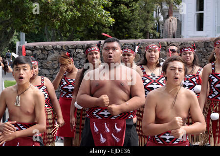 Auckland, Nouvelle-Zélande. 24 mars, 2015. Les jeunes maoris effectuer haka cri de guerre à l'extérieur de la danse ICC Cricket World Cup 2015 à Eden Park Rugby stade lors de la demi-finale match ODI Internationale d'un jour entre la Nouvelle-Zélande et l'Afrique du Sud, à Auckland, en Nouvelle-Zélande, le Mardi, Mars 24, 2015. Credit : Aloysius Patrimonio/Alamy Live News Banque D'Images