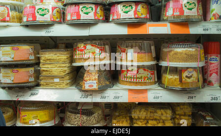 UFA/BASHKORTOSTAN - Russie - 17 mars 2015 - Des gâteaux à vendre à un magasin local pour célébrer un événement Banque D'Images