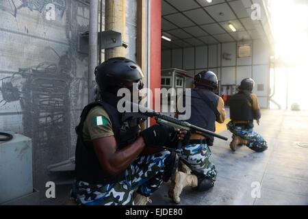 Les commandos des opérations spéciales militaires nigérians établir la sécurité lors d'une visite, un conseil, une perquisition et saisie percer à bord du transport maritime militaire commun de commande bateau à grande vitesse l'USNS lance dans le cadre d'Obangame Express 20 mars 2015 dans le golfe de Guinée. Banque D'Images