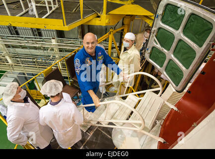 L'expédition 43 de la Station spatiale internationale L'astronaute de la NASA, le commandant Scott Kelly monte l'échafaudage pour accéder à l'engin spatial Soyouz TMA-16M pour son dernier contrôle avec d'autres membres d'équipage, 23 mars 2015 à Baïkonour, au Kazakhstan. Kelly et cosmonautes Mikhail Kornienko et Gennady Padalka lancer dans leur vaisseau Soyouz TMA-16M Le 28 mars pour une année longue mission à bord de l'ISS. Banque D'Images