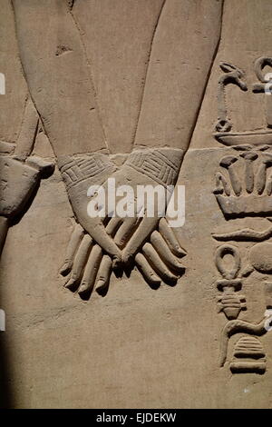 Kom Ombo, Égypte, vallée du Nil, l'allégement de 332 ptolémaïque temple de Sobek et Haroeris montrant les mains entrelacées sculpté Banque D'Images