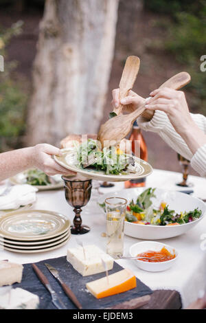 Une femme sur une assiette de salade. Banque D'Images