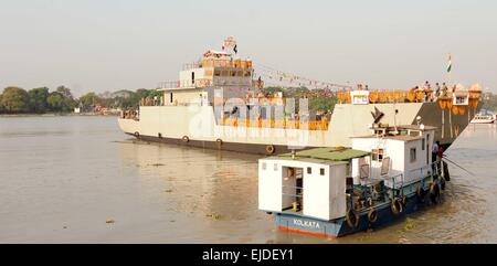 Kolkata, Inde. Mar 23, 2015. La marine indienne lancer le quatrième "Landing Craft Utility' (n° 2095) de cour est construit par sera lancé par GRSE Seli cms Pattanaik, épouse du Vice-amiral RK Pattanaik, Sous-chef d'état-major de la Marine à GRSE. © Bhaskar Mallick/Pacific Press/Alamy Live News Banque D'Images