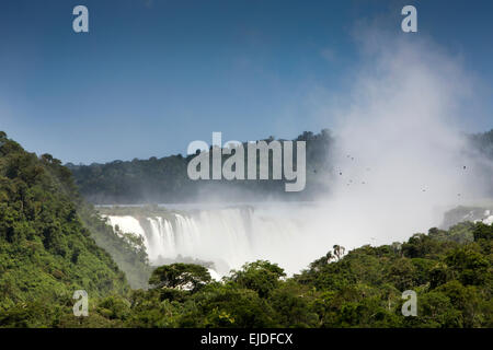 L'Argentine, Iguazu, vue lointaine de Garganta cascade el Diablo Banque D'Images