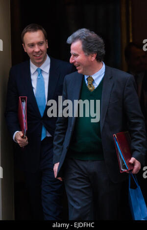 Londres, Royaume-Uni. 24 mars, 2015. Les membres du Cabinet se réunissent à Downing Street pour leur réunion hebdomadaire. Sur la photo : Oliver Letwin (R) et Matthew Hancock, ministre d'État à l'Énergie, Ministre d'État aux affaires et aux entreprises. Crédit : Paul Davey/Alamy Live News Banque D'Images