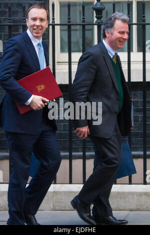 Londres, Royaume-Uni. 24 mars, 2015. Les membres du Cabinet se réunissent à Downing Street pour leur réunion hebdomadaire. Sur la photo : Oliver Letwin (R) et Matthew Hancock, ministre d'État à l'Énergie, Ministre d'État aux affaires et aux entreprises. Crédit : Paul Davey/Alamy Live News Banque D'Images