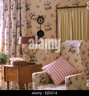 Coussin à rayures sur l'aile de fleurs en 1990 président de chambre à la coordination avec le papier peint et les rideaux Banque D'Images