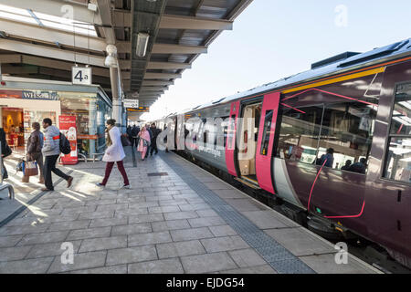 Les passagers qui quittent un train à la gare de Derby, England, UK Banque D'Images