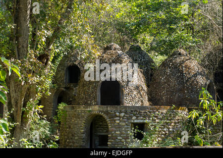 L'ancien Maharishi Mahesh Yogi à l'extérieur de l'Ashram de Rishikesh, Uttarakhand, Inde, aka The Beatles Ashram où ils ont visité en 1968 Banque D'Images