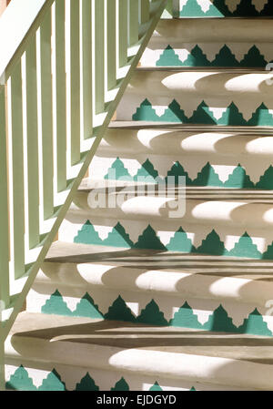 Close-up of peint en vert +extérieur blanc étapes sur maison méditerranéenne Banque D'Images